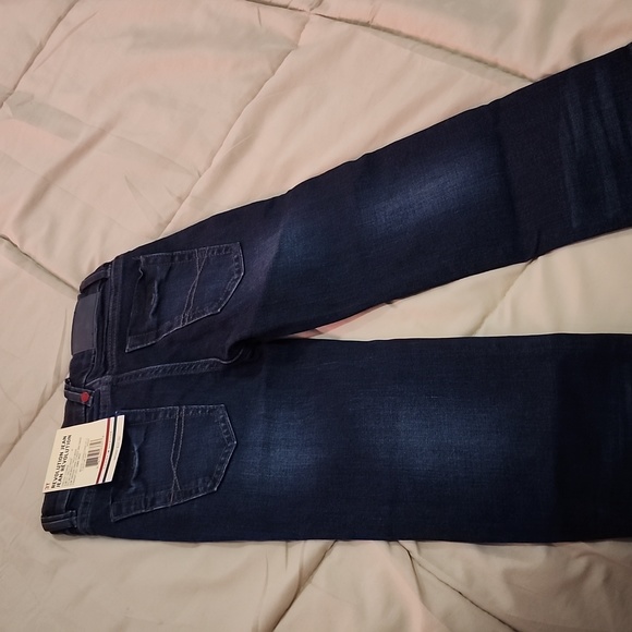 Tommy Hilfiger - Picture 2 of 3